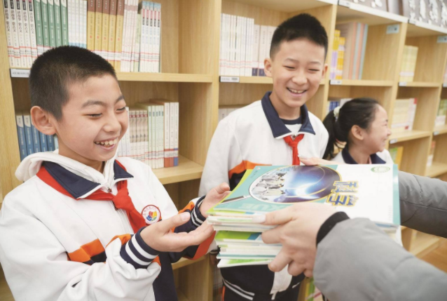 鼓舞孩子提早联系同学和