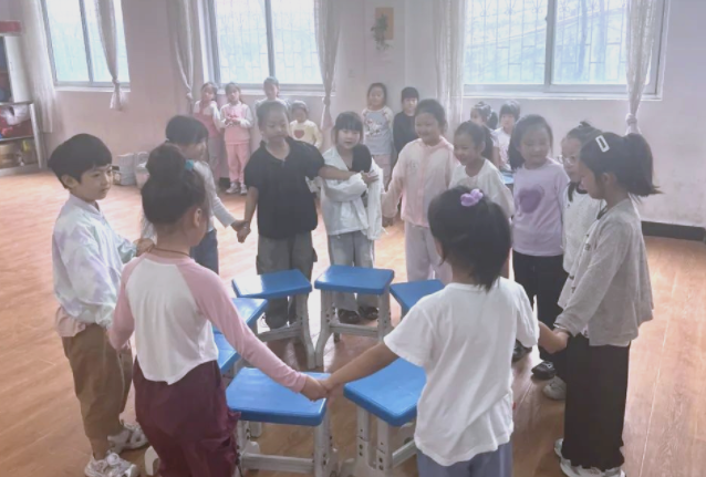 一年级新生在老师带领下