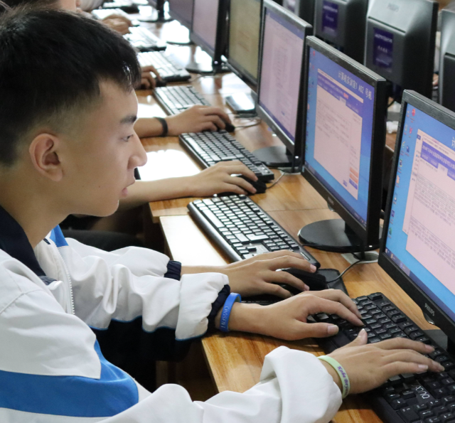 在课堂上学会评价AI信息的学生往往能更有效地利用AI进行学习 在课堂上学会评价AI信息的学生往往能更有效地利用AI进行学习